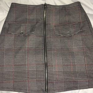Plaid/gingham zip up skirt!